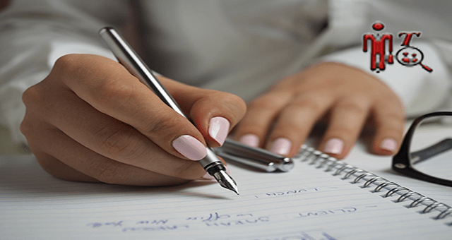 Una imajen de las manos de una mujer escribiendo con una pluma, mejorando su calidad de trabajo