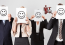 Imagen de emplados con un papel y caritas felices para demosstrar la satisfacción laboral