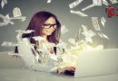 imagen de una mujer en su laptop enseñando como ganar dinero online