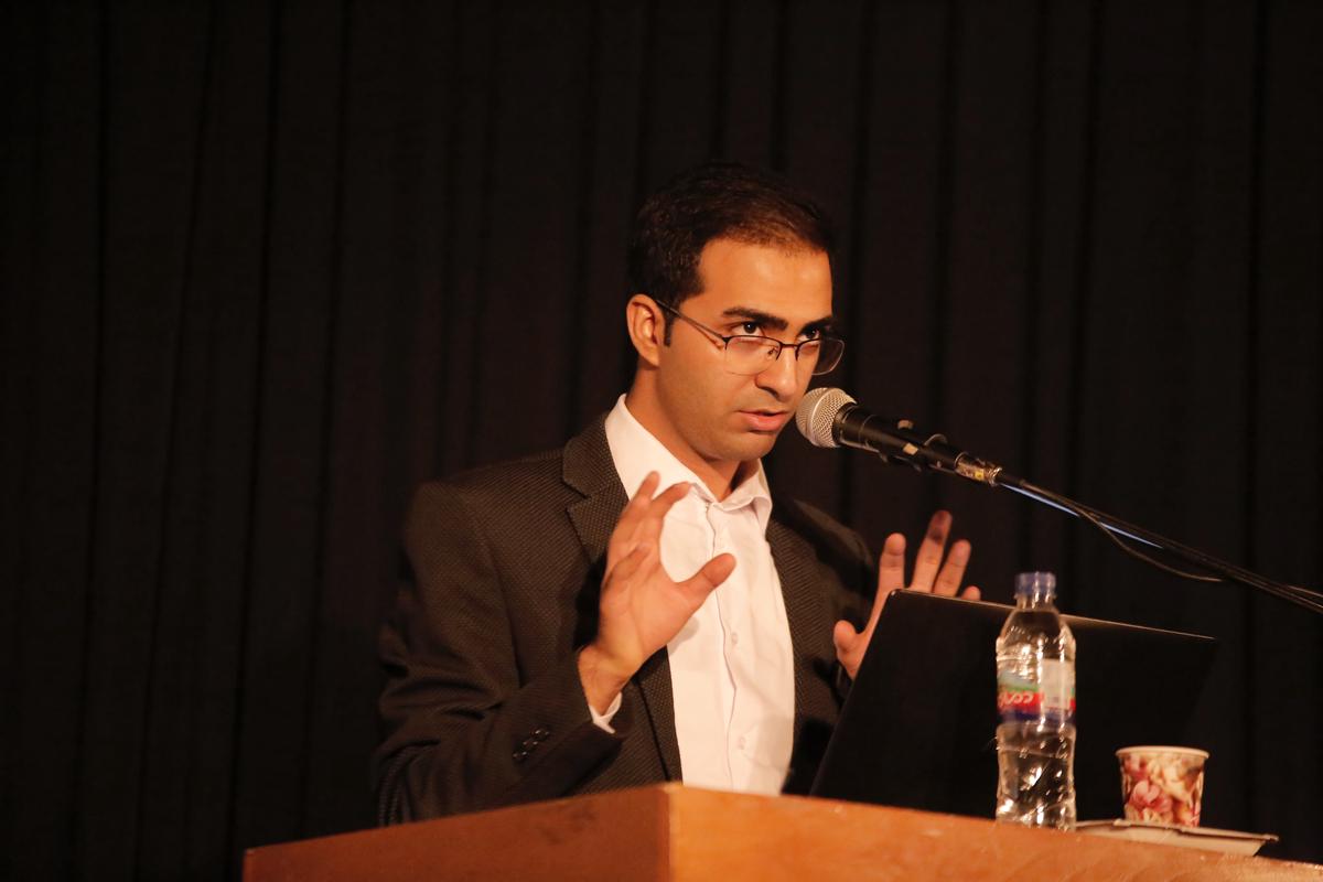 Imagen representativa de emprendimiento, mostrando a una persona dando un discurso en una conferencia